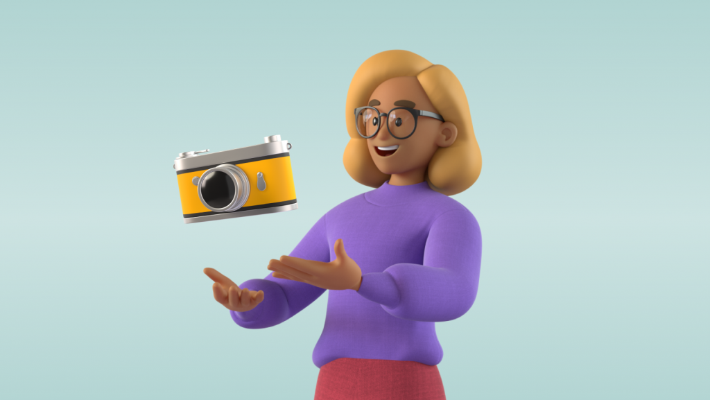 Kvinne i lilla genser holder hendene frem og ser på et flytende kamera