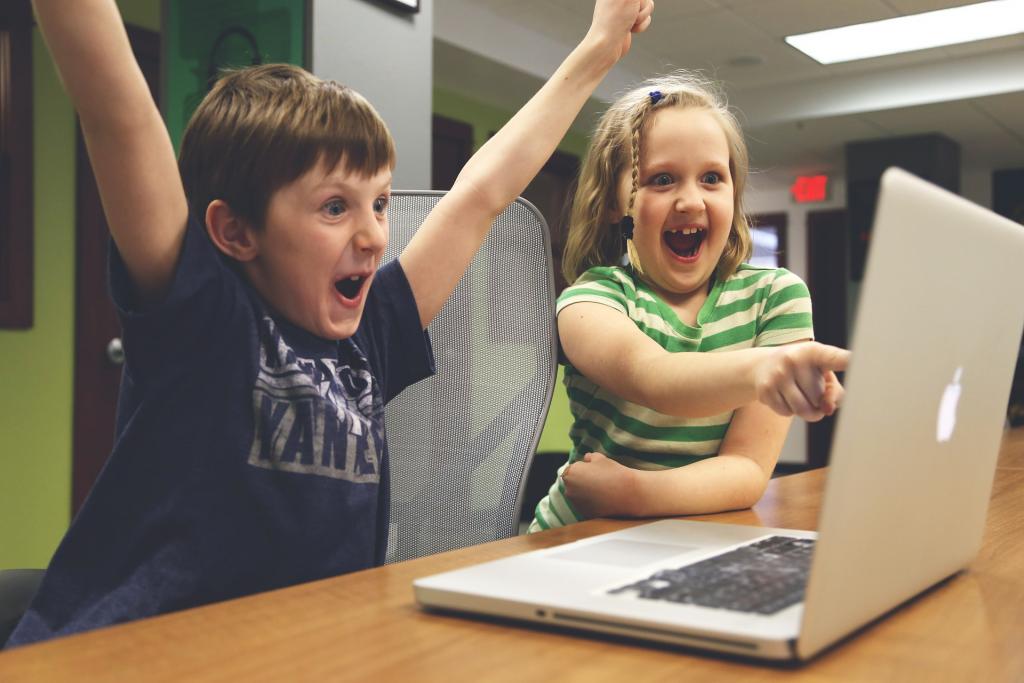 Illustrasjonsfoto: To barn med ein laptop
