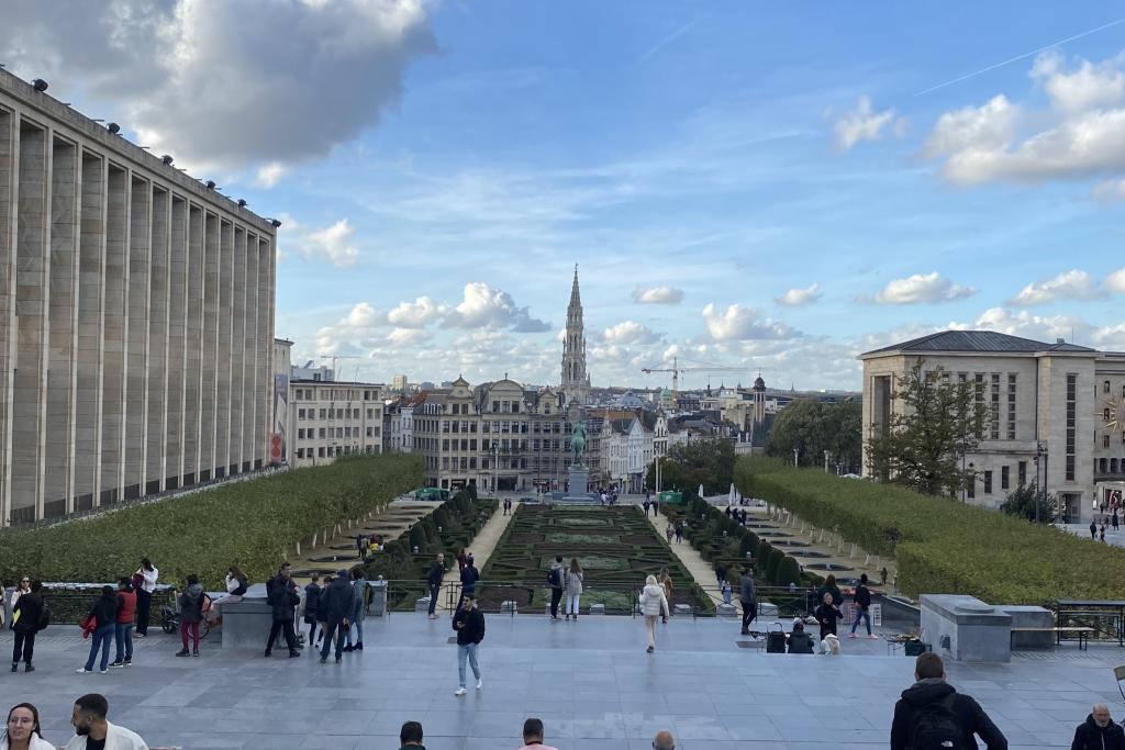 Utsiktsbilde over Mont des Arts Park med Statue du Roi Albert 1er og Town Hall tower i Brussel i bakgrunnen.