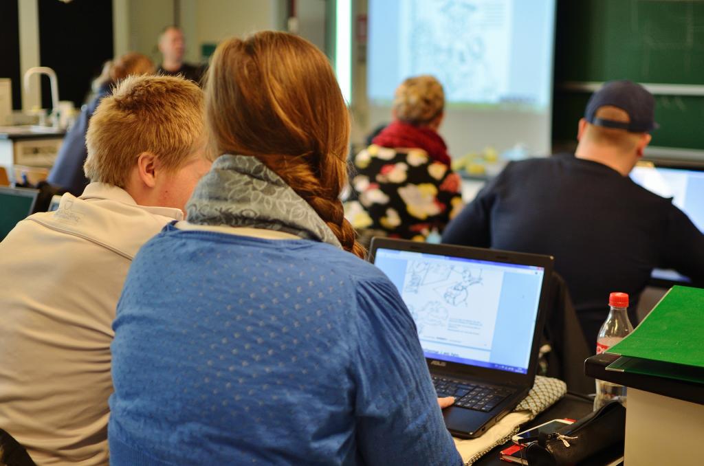 Illustrasjonsbilde av undervisningssituasjon med klasserom og pc Illustrasjonsbilde av undervisningssituasjon med klasserom og pc